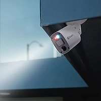 Système de surveillance à fil avec enregistreur numérique 2 To 8 canaux avec 4 caméras compactes 4K de Swann - Noir