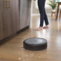 Aspirateur robot connecté Wi-Fi Roomba Combo i5+ à vidage automatique avec vadrouille d'iRobot - Neutre tissé (i557020)