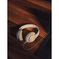 Boîte ouverte - Casque d'écoute Bluetooth à suppression du bruit Studio Pro de Beats By Dr. Dre - Grès