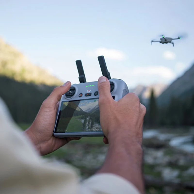 Drone quadricoptère Mini 4 Pro de DJI avec manette et écran intégré