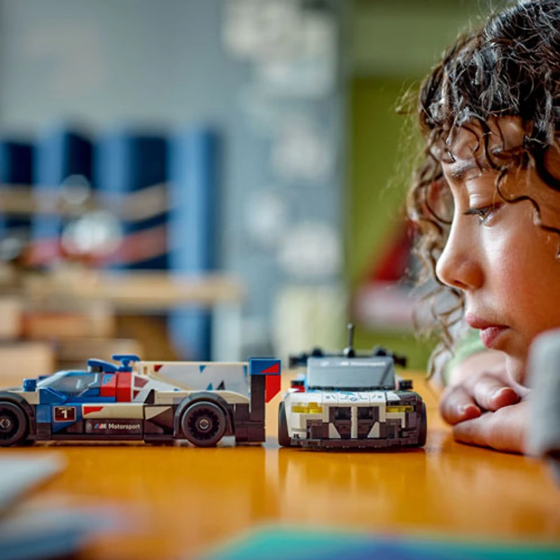 LEGO Speed Champions : Les voitures de course BMW M4 GT3 et BMW M Hybrid V8 - 676 pièces (76922)