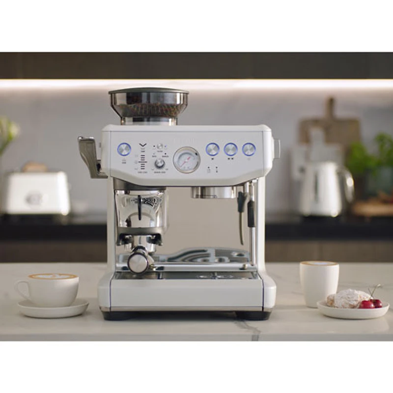 Machine à espresso Barista Express Impress de Breville avec mousseur et moulin à café - Sel de mer