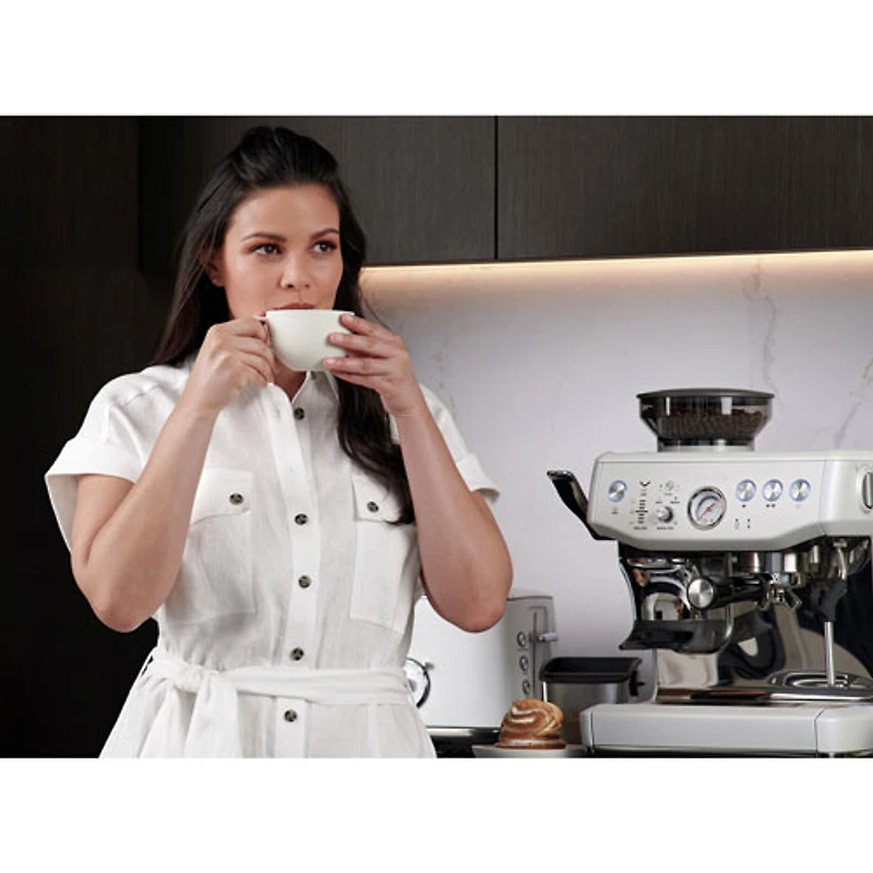 Machine à espresso Barista Express Impress de Breville avec mousseur et moulin à café - Sel de mer