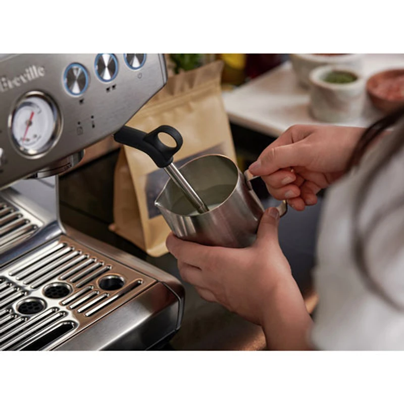 Machine à espresso Barista Express Impress de Breville avec mousseur et moulin à café - Sel de mer