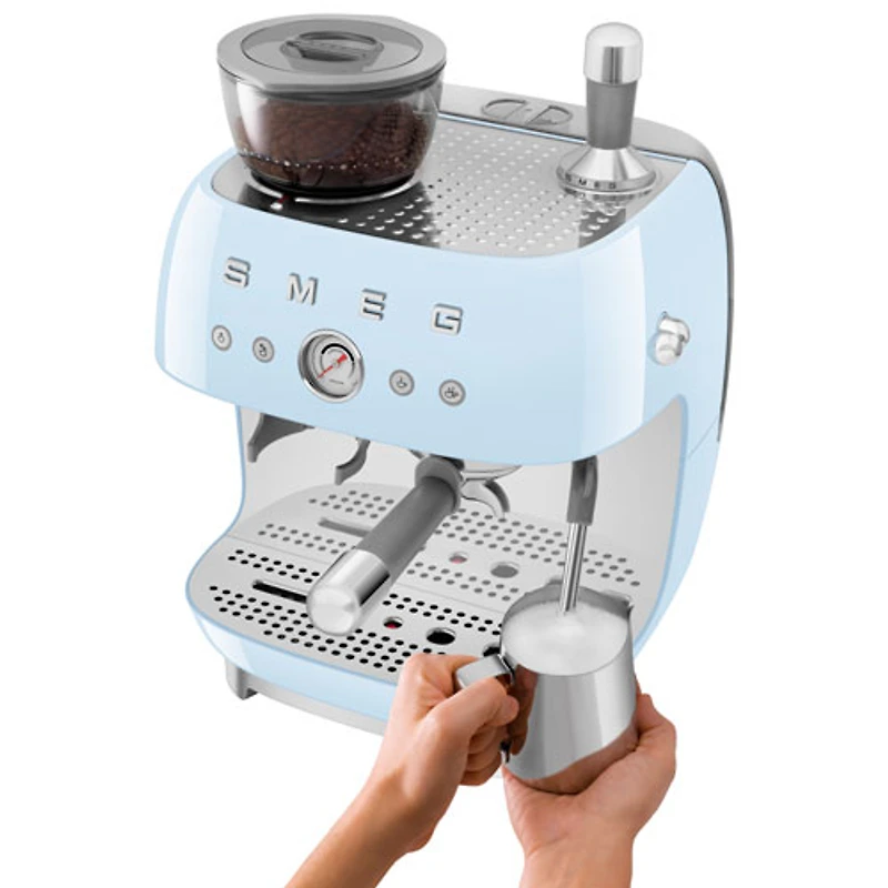 Machine à espresso manuelle de Smeg avec mousseur et moulin à caf
