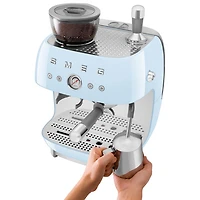 Machine à espresso manuelle de Smeg avec mousseur et moulin à caf