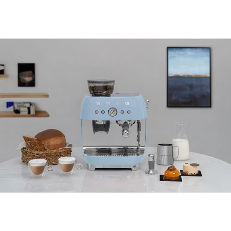 Machine à espresso manuelle de Smeg avec mousseur et moulin à caf