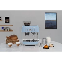 Machine à espresso manuelle de Smeg avec mousseur et moulin à caf