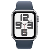 Apple Watch SE (GPS + Cellular) avec boîtier de mm en aluminium argenté et bracelet sport bleu tempête par TELUS - Petit/Moyen