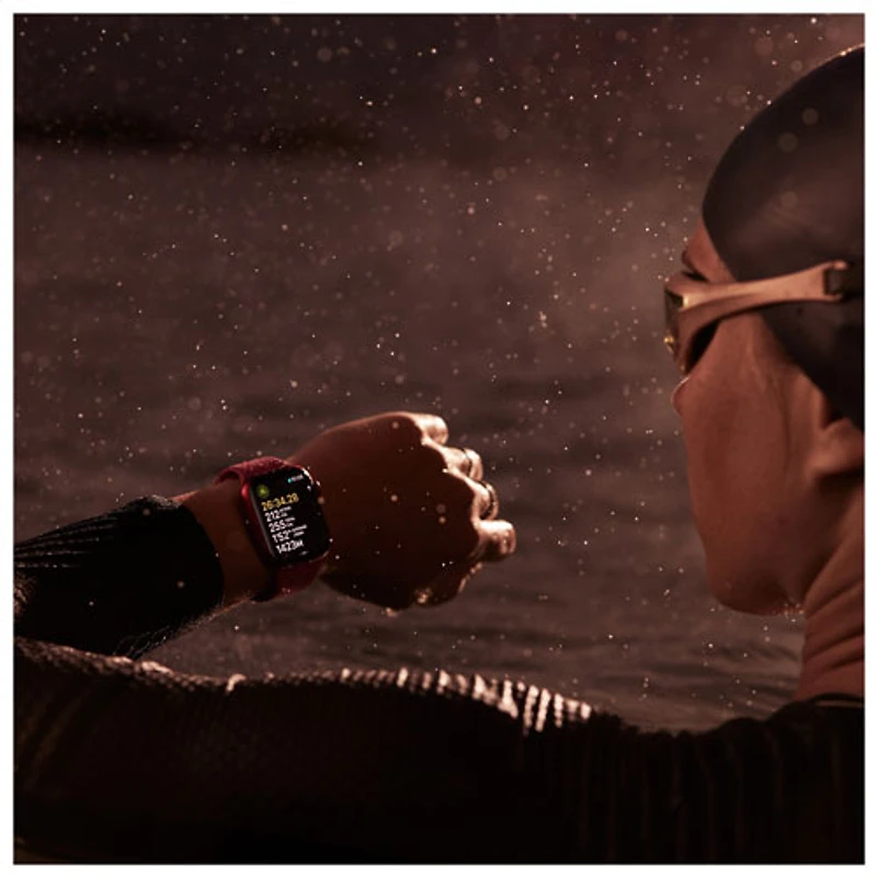 Apple Watch Series 9 (GPS + Cellular) avec boîtier de 45 mm en acier inoxydable doré et bracelet sport argile par TELUS - Moyen/Grand - Financement mensuel