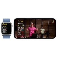 Apple Watch Series 9 (GPS + Cellular) avec boîtier de 45 mm en acier inoxydable argenté et bracelet sport bleu tempête par TELUS - Petit/Moyen - Financement mensuel