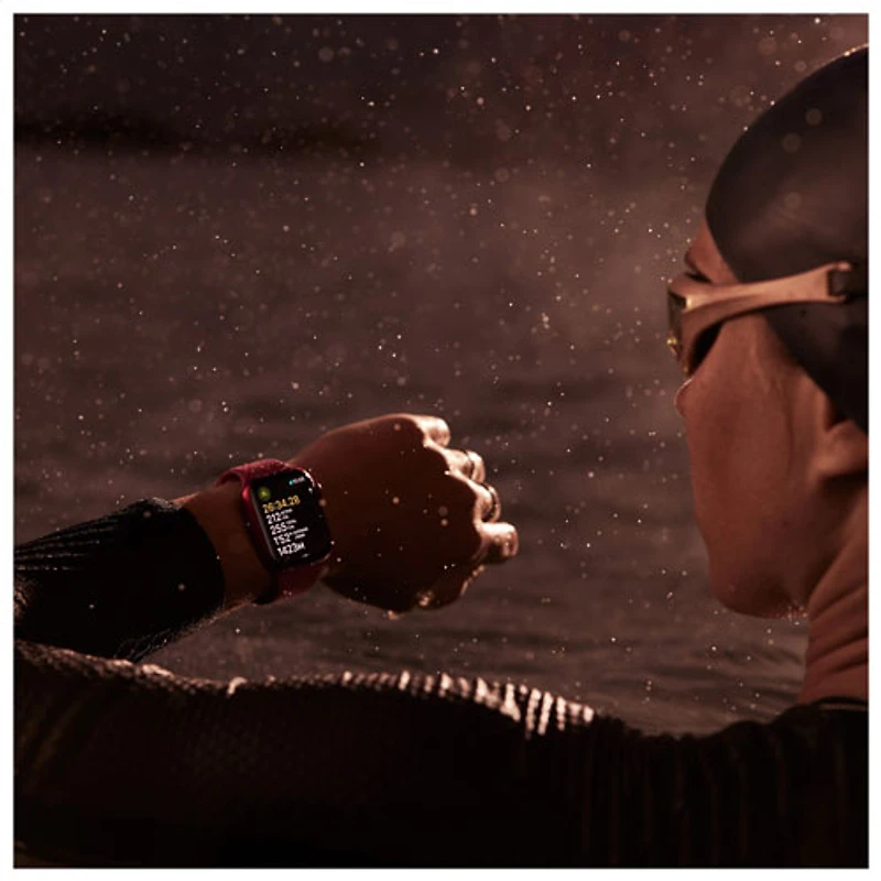 Apple Watch Series 9 (GPS + Cellular) avec boîtier de 45 mm en aluminium (PRODUCT)RED et bracelet sport (PRODUCT)RED par Rogers - Petit/Moyen - Financement mensuel