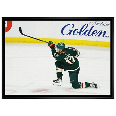 Frameworth - Minnesota Wild : Toile encadrée de Matt Boldy qui tire la rondelle (31 x 22 po)