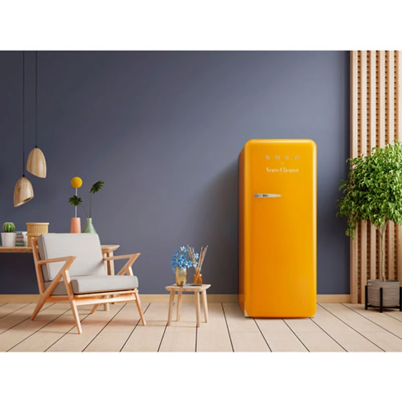 Réfrigérateur à congélateur supérieur de 24 po 9,9 pi³ avec éclairage DEL Veuve Clicquot de Smeg (FAB28URDYVC3) - Orange