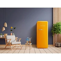 Réfrigérateur à congélateur supérieur de 24 po 9,9 pi³ avec éclairage DEL Veuve Clicquot de Smeg (FAB28URDYVC3) - Orange