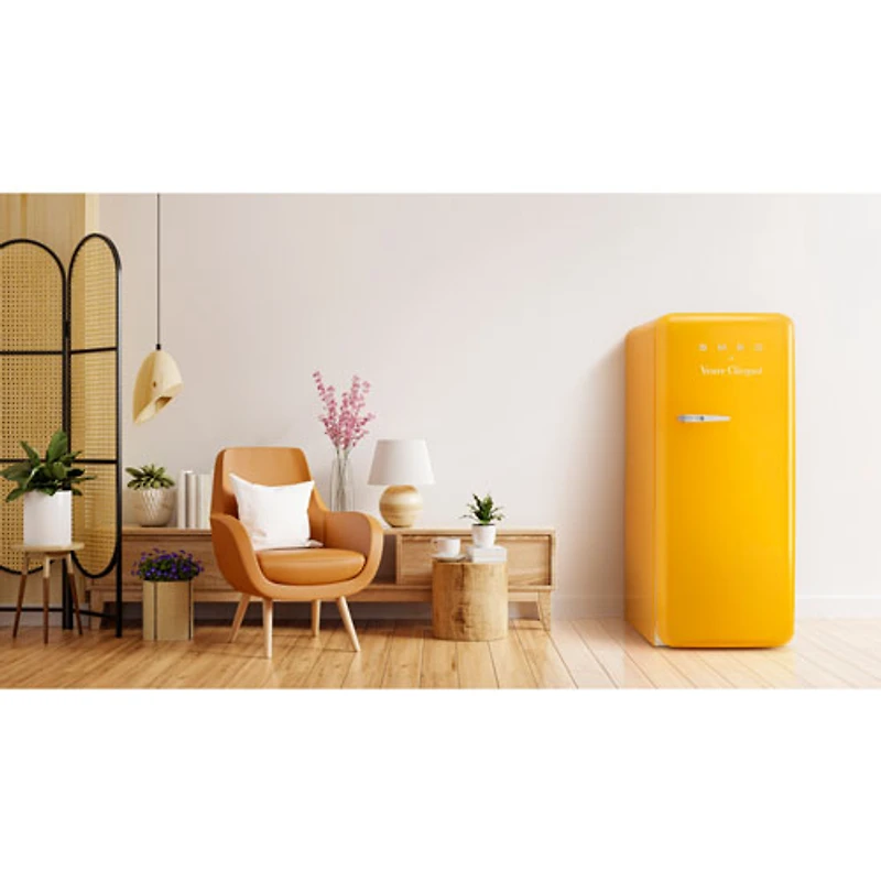 Réfrigérateur à congélateur supérieur de 24 po 9,9 pi³ avec éclairage DEL Veuve Clicquot de Smeg (FAB28URDYVC3) - Orange