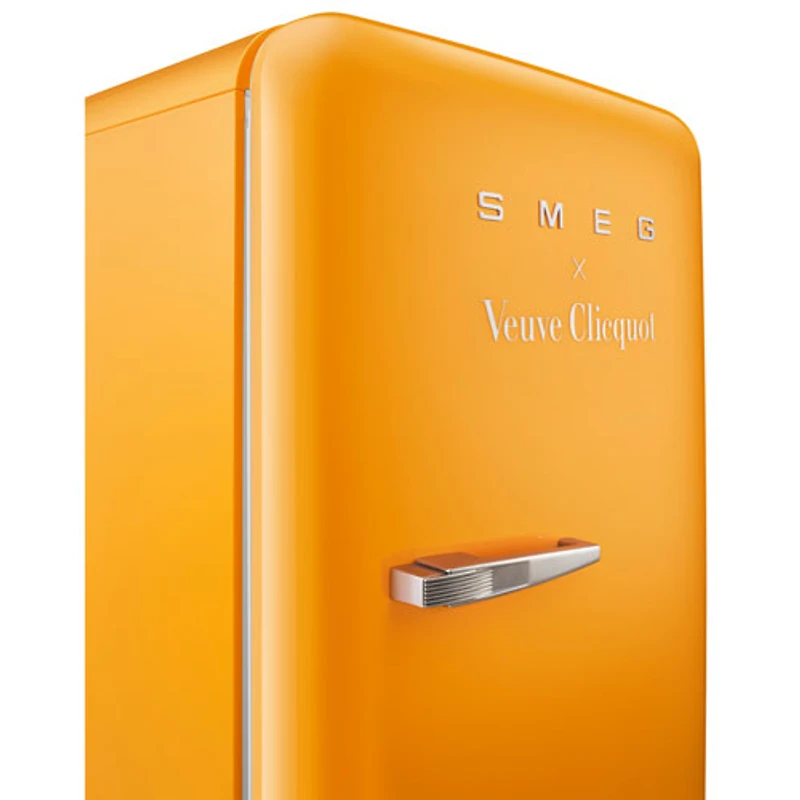 Réfrigérateur à congélateur supérieur de 24 po 9,9 pi³ avec éclairage DEL Veuve Clicquot de Smeg (FAB28URDYVC3) - Orange