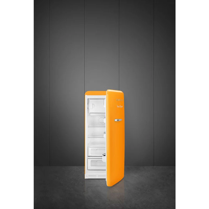 Réfrigérateur à congélateur supérieur de 24 po 9,9 pi³ avec éclairage DEL Veuve Clicquot de Smeg (FAB28URDYVC3) - Orange