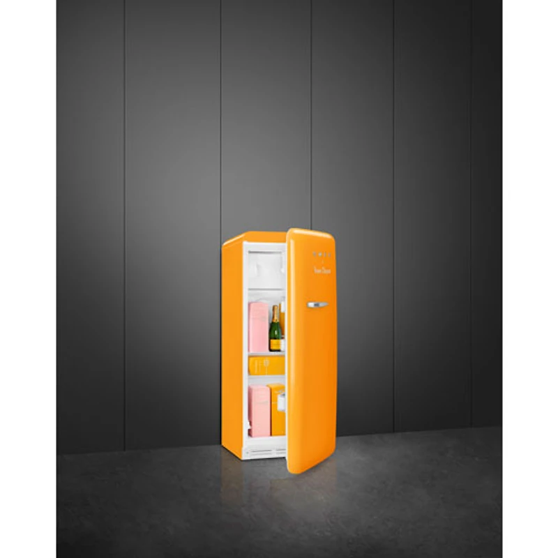 Réfrigérateur à congélateur supérieur de 24 po 9,9 pi³ avec éclairage DEL Veuve Clicquot de Smeg (FAB28URDYVC3) - Orange
