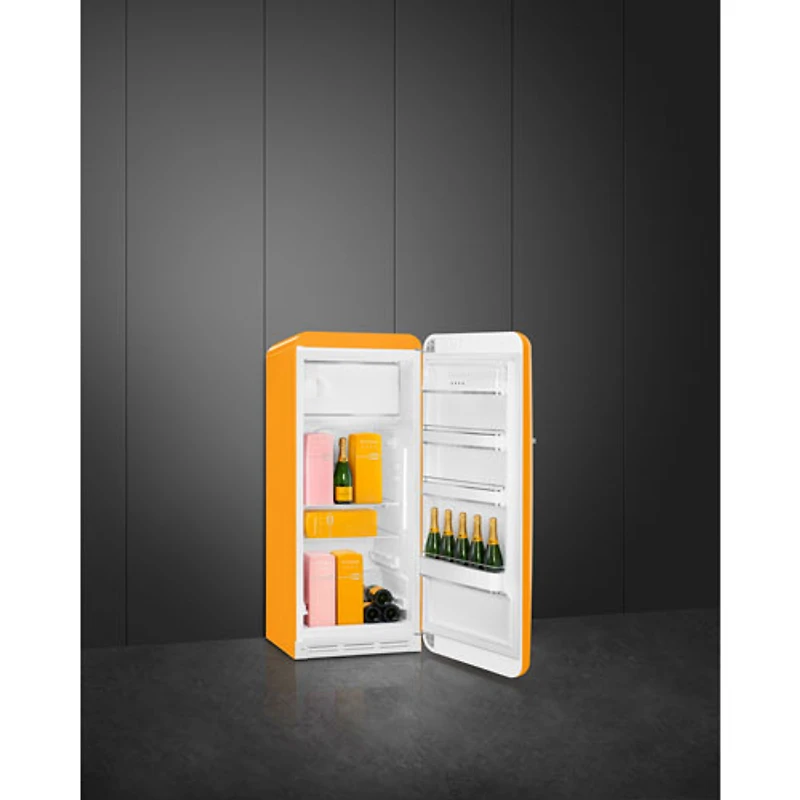 Réfrigérateur à congélateur supérieur de 24 po 9,9 pi³ avec éclairage DEL Veuve Clicquot de Smeg (FAB28URDYVC3) - Orange