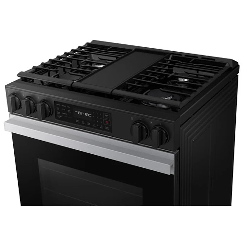 Cuisinière à gaz encastrable à 5 brûleurs et ventilateur à convection 30 po 6 pi³ BESPOKE de Samsung (NSG6DG8300SRAA) - Acier inoxydable noir mat
