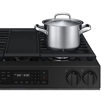 Cuisinière à gaz encastrable à 5 brûleurs et ventilateur à convection 30 po 6 pi³ BESPOKE de Samsung (NSG6DG8300SRAA) - Acier inoxydable noir mat