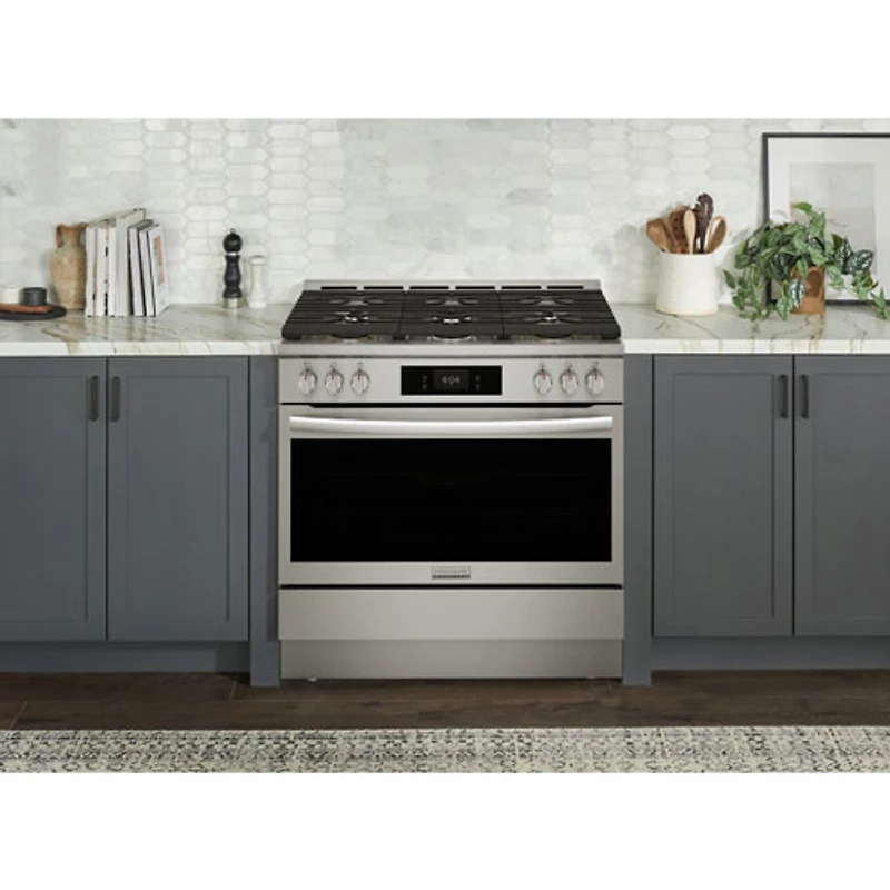 Cuisinière gaz de 36 po avec 6 brûleurs, convection véritable, friture à l'air chaud, four de 4,6 pi³ Pro de Frigidaire (GCFG3661AF) - Inox