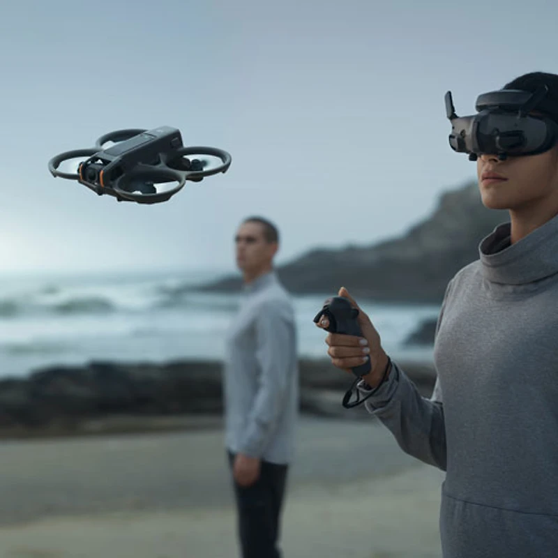 Ensemble Fly More avec drone quadricoptère Avata 2 de DJI, casque Goggles et manette