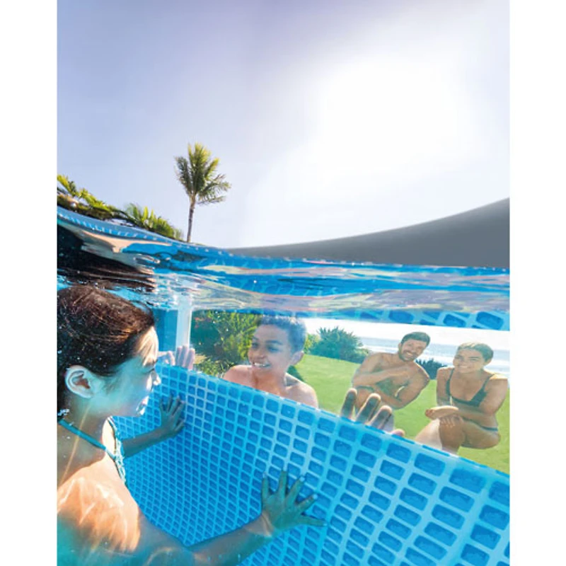 Piscine hors terre ronde ClearView Prism Frame d'Intex avec pompe à filtre, échelle et toile - 16 x 4 pi