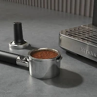 Machine à espresso semi-automatique avec moulin à café de KitchenAid - Noir fonte