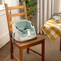 Siège rehausseur 2-en-1 avec plateau Baby Base d'Ingenuity - Brume/Blanc