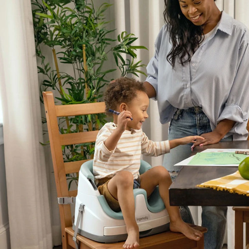 Siège rehausseur 2-en-1 avec plateau Baby Base d'Ingenuity - Brume/Blanc