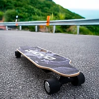 Planche à roulettes longue électrique Mako de Droyd (moteur de 300 W/autonomie maximale de 15 km/vitesse maximale de 16 km/h)