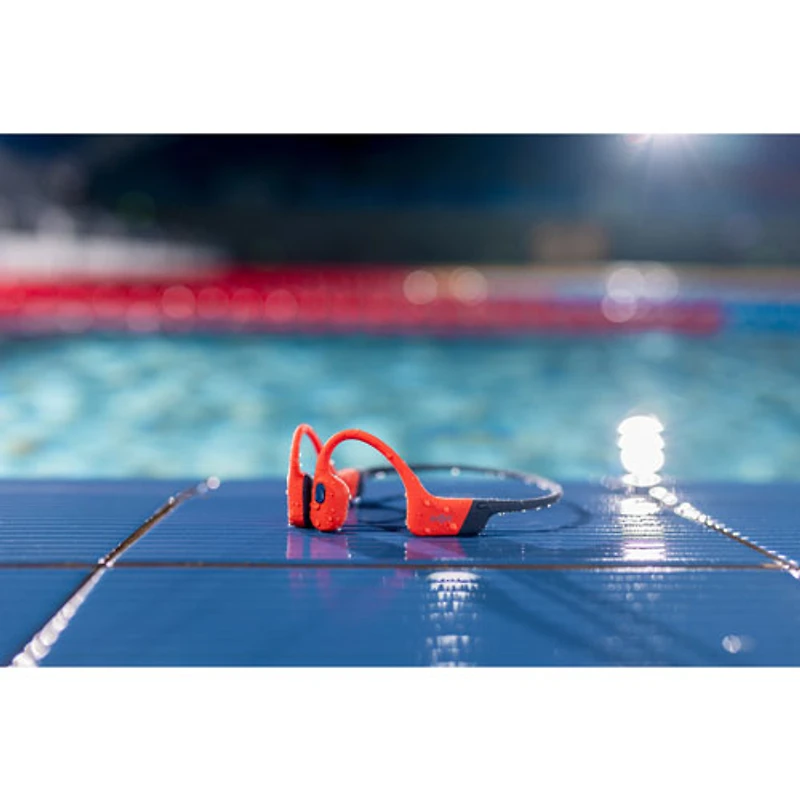 Écouteurs Bluetooth étanches à oreilles libres et à conduction osseuse OpenSwim Pro de Shokz - Rouge