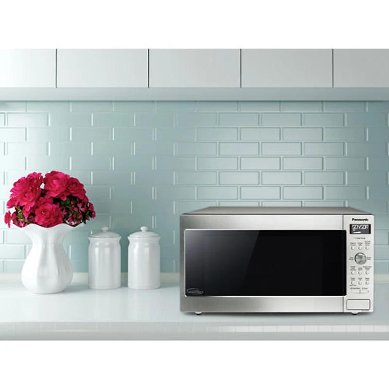 Panasonic Genius 1.6 Cu. Ft. Cyclonic Inverter Microwave (NNSD765SC) - Silver