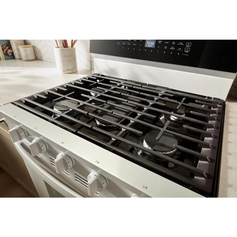 Cuisinière au gaz autonome de 30 po à 5 brûleurs avec four à convection véritable de 5,0 pi³ de Whirlpool (WFGS7530RW) - Blanc