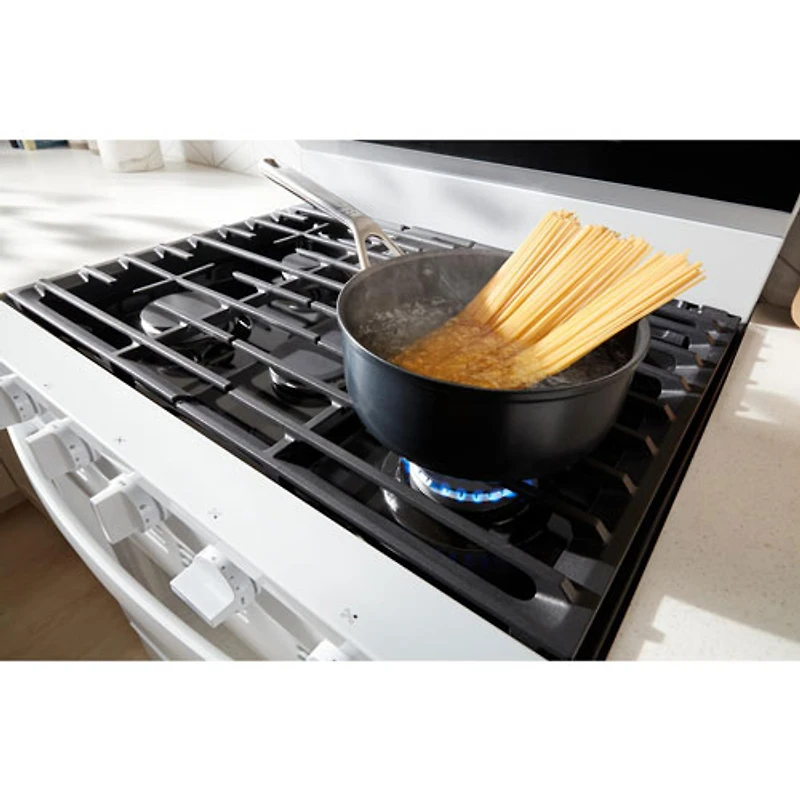 Cuisinière au gaz autonome de 30 po à 5 brûleurs avec four à convection véritable de 5,0 pi³ de Whirlpool (WFGS7530RW) - Blanc