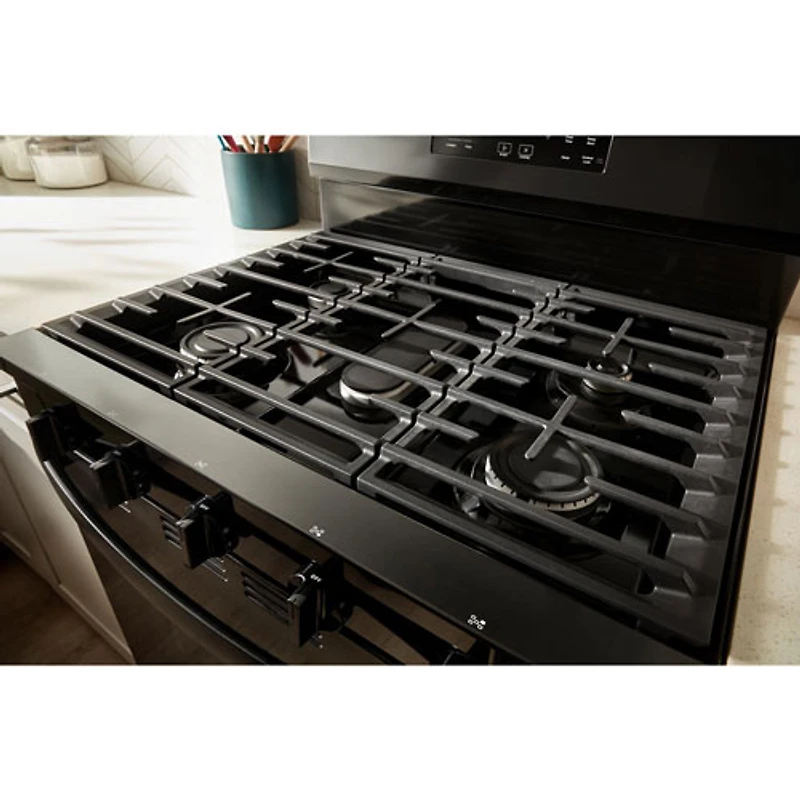 Cuisinière au gaz autonome 30 po avec 5 brûleurs, ventilateur à convection, friture à air chaud et four de 5 pi³ de Whirlpool (WFGS5030RB) - Noir
