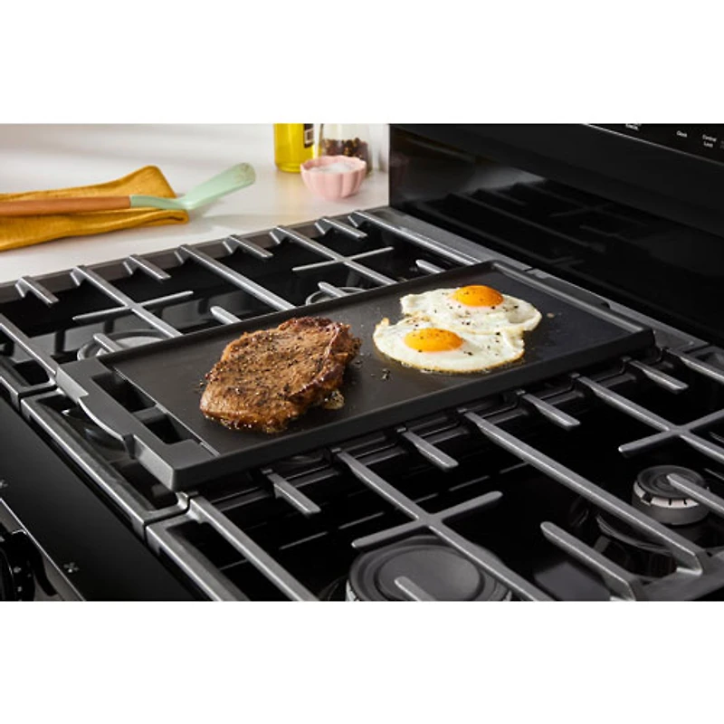 Cuisinière au gaz autonome 30 po avec 5 brûleurs, ventilateur à convection, friture à air chaud et four de 5 pi³ de Whirlpool (WFGS5030RB) - Noir