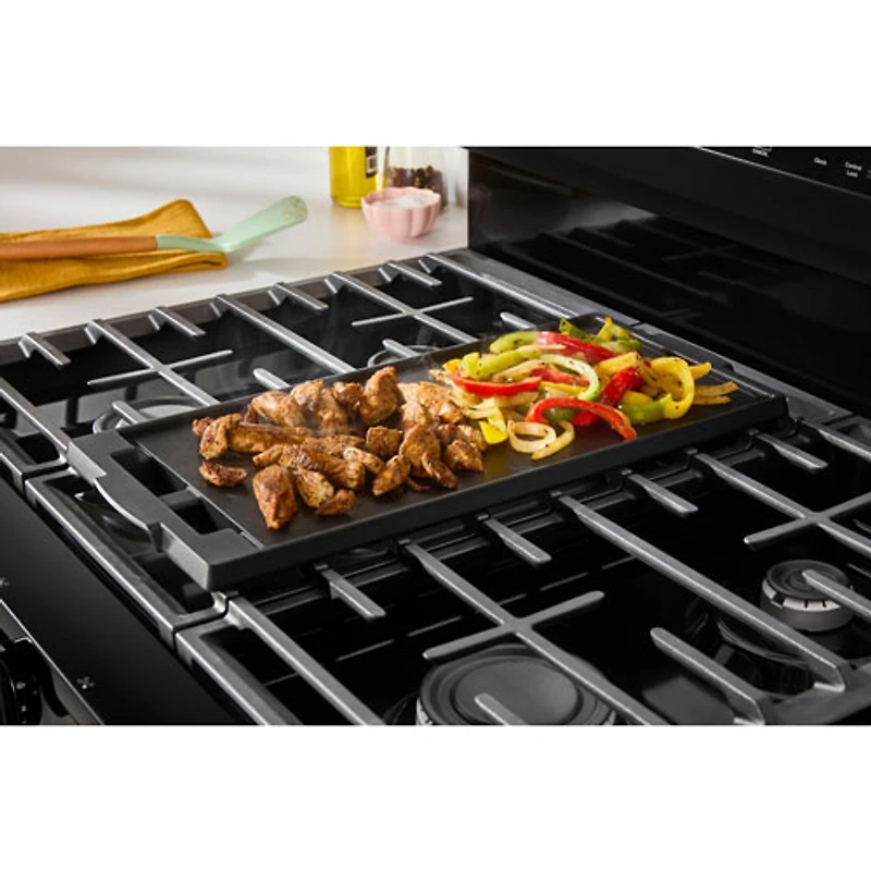 Cuisinière au gaz autonome 30 po avec 5 brûleurs, ventilateur à convection, friture à air chaud et four de 5 pi³ de Whirlpool (WFGS5030RB) - Noir