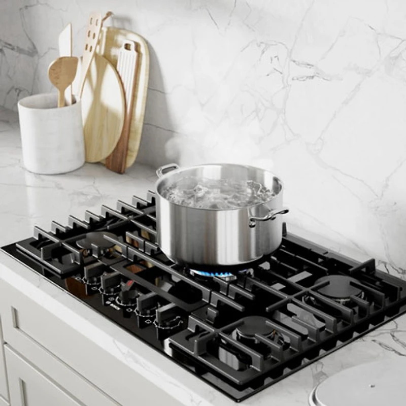 Surface de cuisson au gaz à 5 brûleurs de 30 po de Bosch (NGM8049UC) - Noir