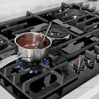 Surface de cuisson au gaz à 5 brûleurs de 30 po de Bosch (NGM8049UC) - Noir
