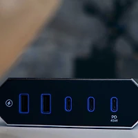Parasurtenseur à 8 prises avec ports USB Omniport VII d'Austere (7S-PS8-US1) - Gris