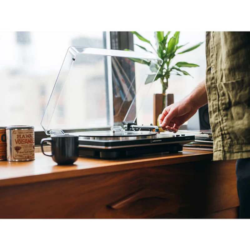 Tourne-disque à entraînement par courroie AT-LP70XBT-BS d'Audio Technica - Noir/Argenté