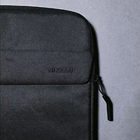 Housse Crosstown d'Incase pour portable de 16 po - Noir