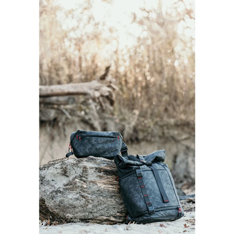 Sac à bandoulière Stealth de Roots pour appareil photo reflex numérique et appareil photo sans miroir - Moyen - Camouflage