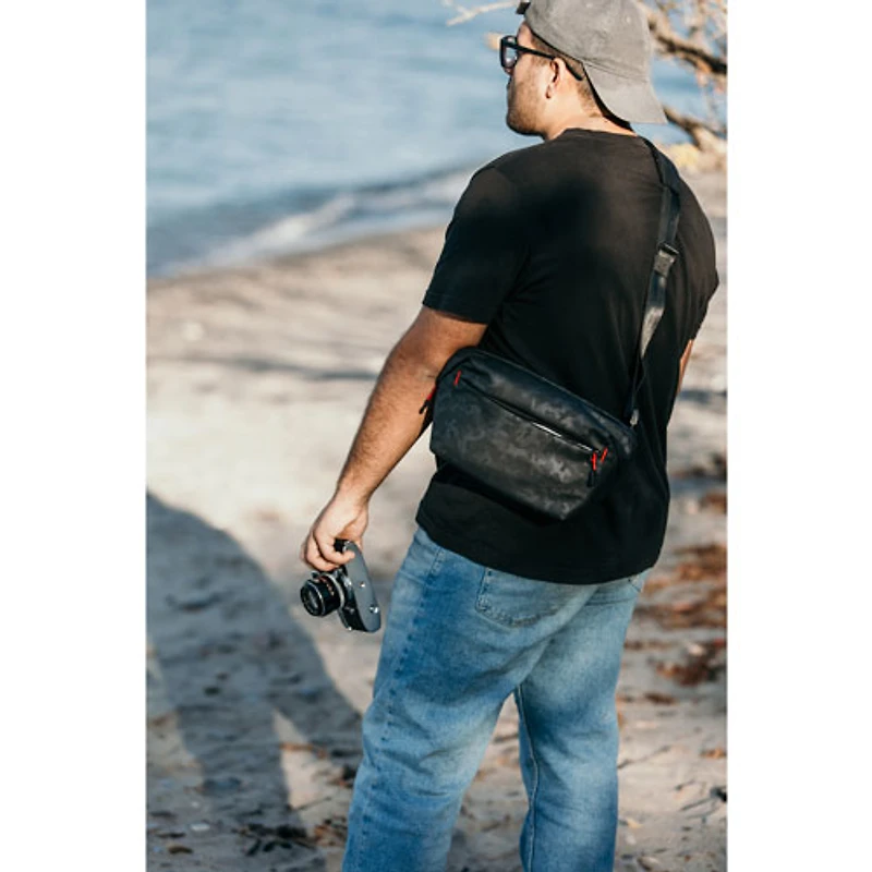 Sac à bandoulière Stealth de Roots pour appareil photo reflex numérique et appareil photo sans miroir - Moyen - Camouflage