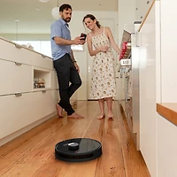 Aspirateur robot-vadrouille connecté Wi-Fi à vidage automatique Dustin de bObsweep - Nuit noire