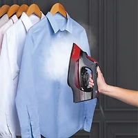 Fer à vapeur Lava de 1700 W avec semelle en céramique et cordon rétractable de CHI - Noir/Rouge