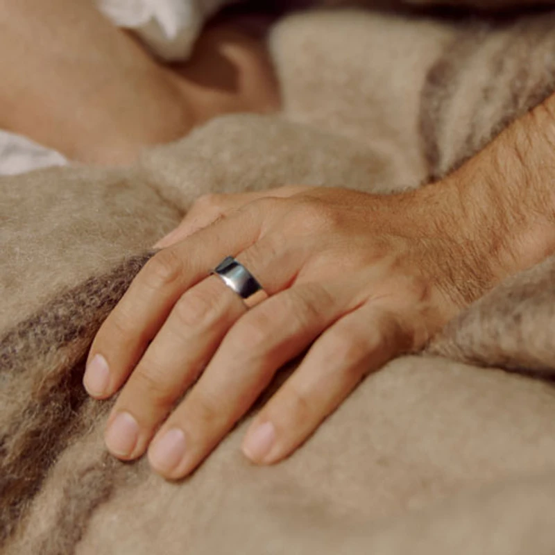 Anneau intelligent de sommeil et de mise en forme Ring 4 d'Oura - Argent